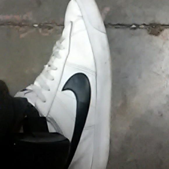 Throw back nikes - Picture 1 of 1